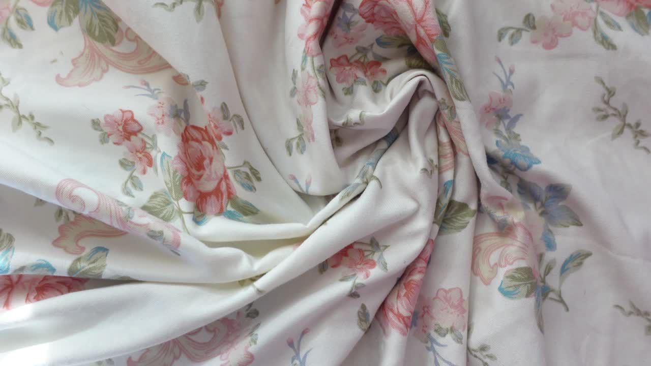 Stof med blomsterprint
