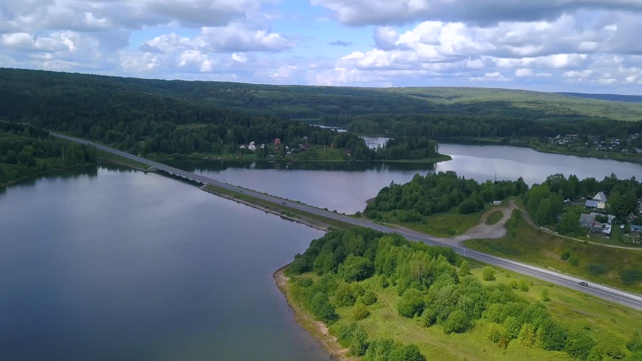Vista aerea di un lago, una foresta e una strada