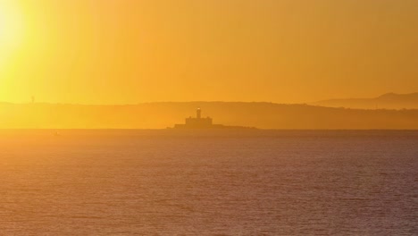 Un-Hito-Destacado-Del-Faro-Del-Fuerte-De-Bugio-Situado-En-Alta-Mar-Con-Algo-De-Niebla-En-El-Fondo