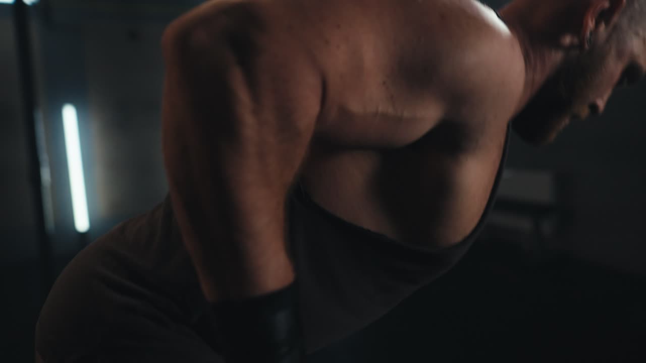 체육관에서 밖으로 일하는 남자