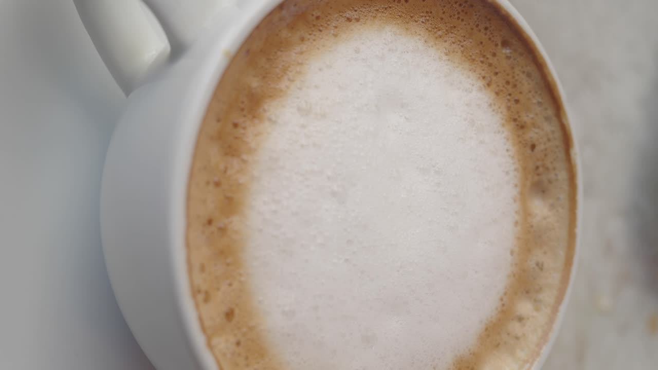 Cappuccino i en hvid kop