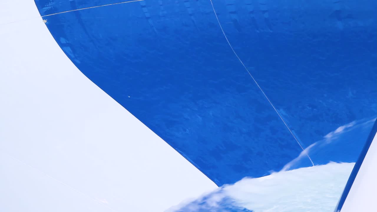 선박의 앞쪽과 뒷부분에 물 스프레이가 있습니다.