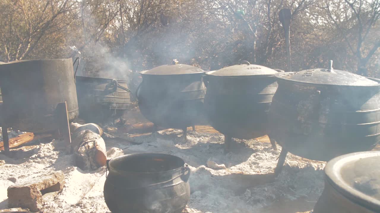 3개의 다리가 있는 큰 냄비에서 야외에서 요리되는 전통 보츠와나 음식