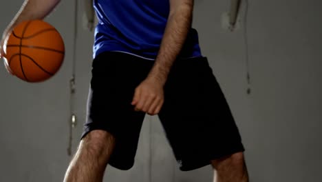 jugador de baloncesto masculino jugando en la cancha 4k