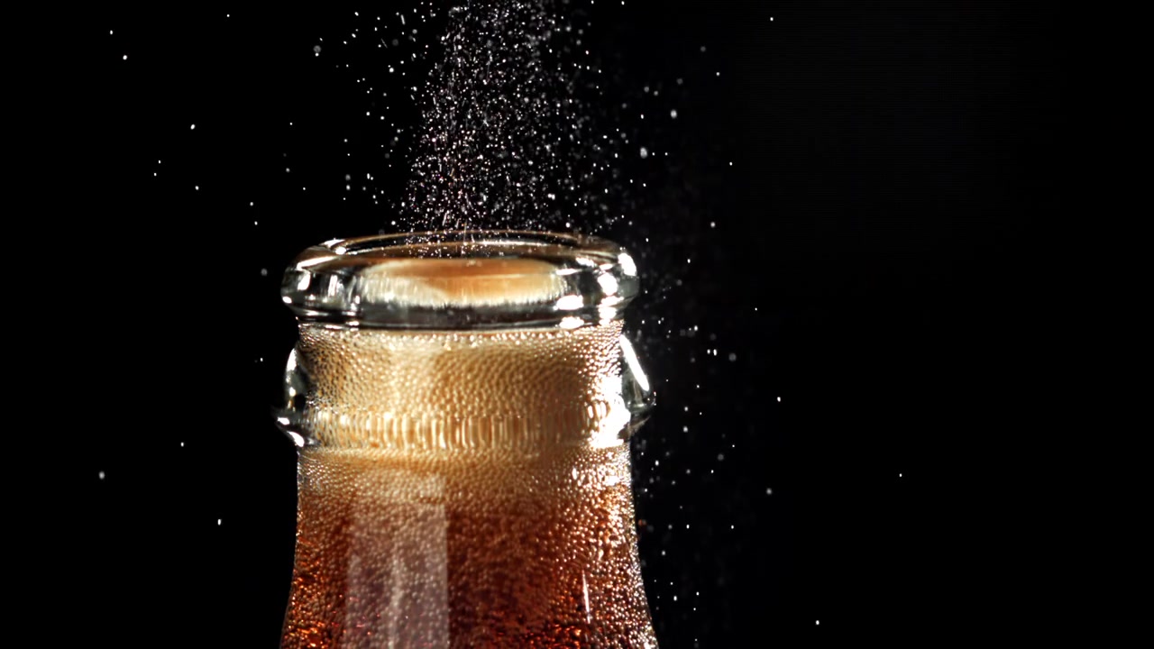 Nahaufnahme von sprudelnder Limonade in einer Glasflasche