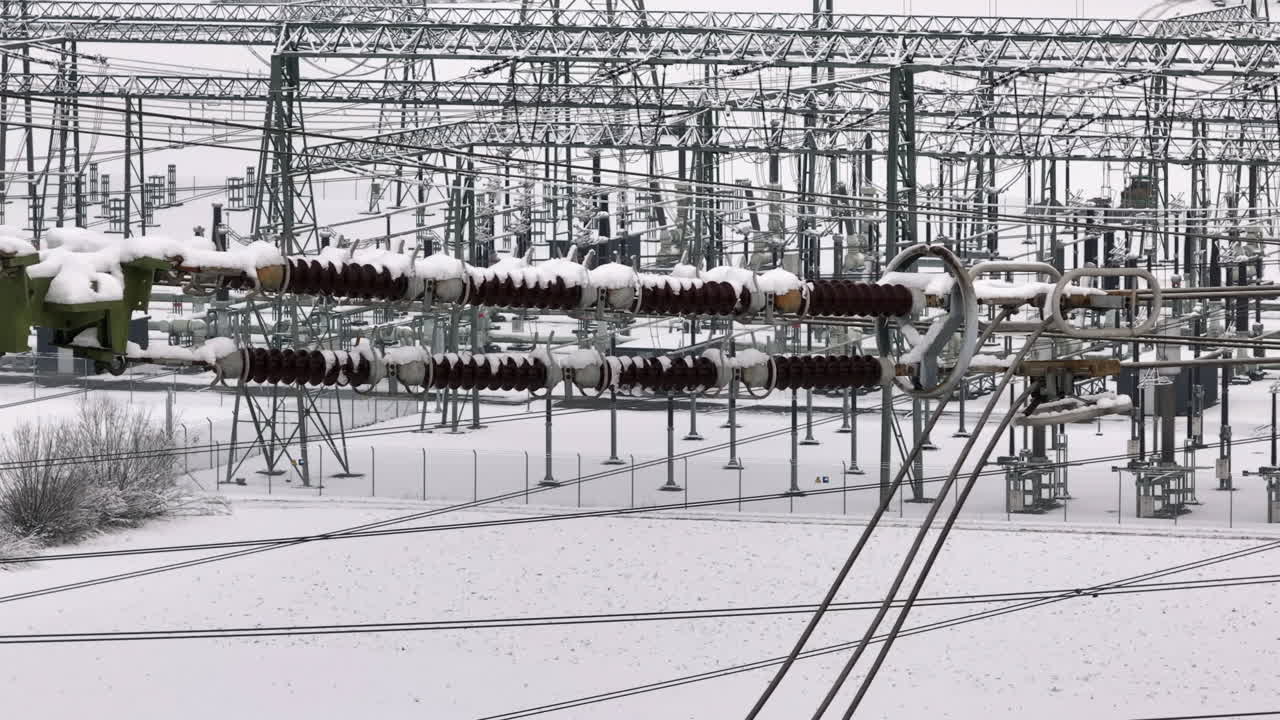снег и лед покрывают изолятор линии электропередач, дрон вблизи
