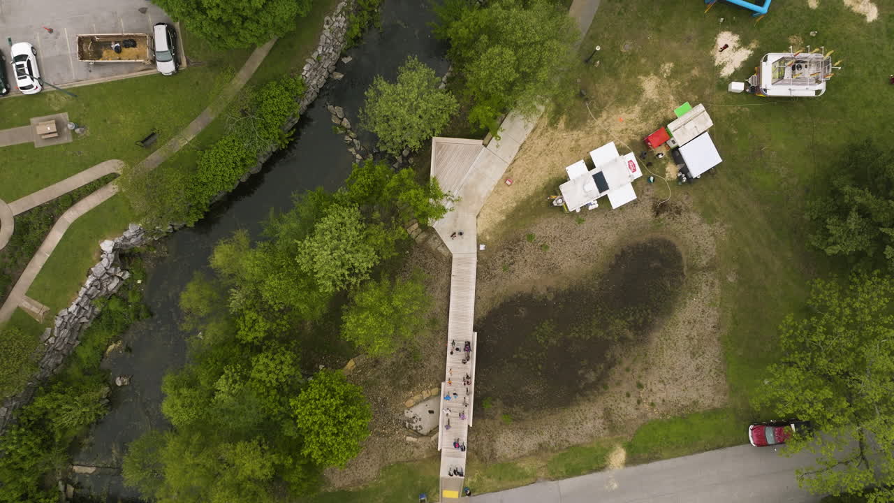 시로아 스프링스 시내 의 세이거 크리크 근처 의 산책로 를  ⁇ 고 있는 사람 들 의 공중 전망