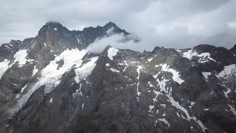 viajando por el majestuoso pico schreckhorn en la cordillera de los alpes suizos en un día nublado y aterrador