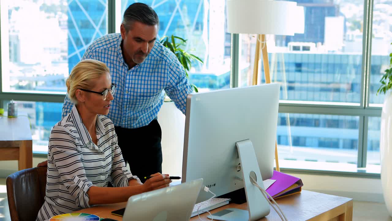 diseñadores gráficos trabajando en una tableta gráfica en el escritorio