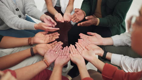 ayuda, tomándose de la mano y las personas con diversidad