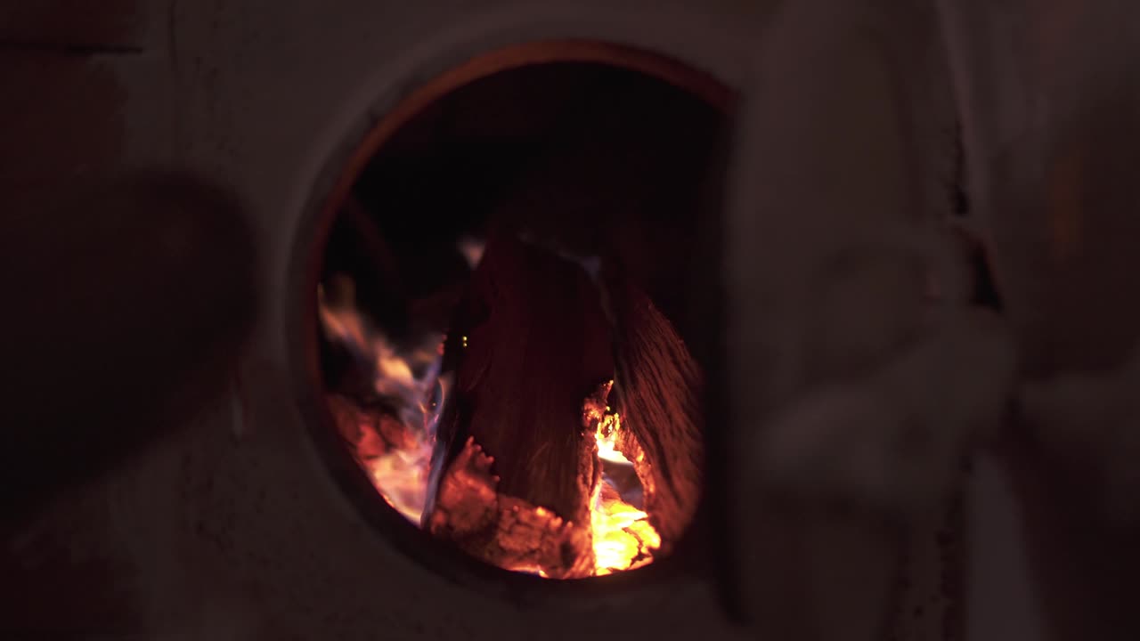 벽난로에서 불타는 나무를