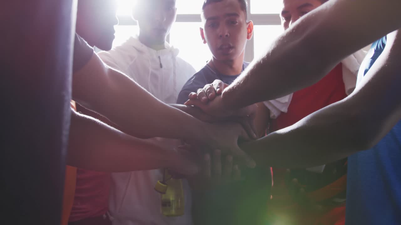 코치 와 축구 선수 들 이 로커  ⁇  에서 동기 부여 하고 있다