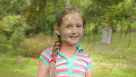 una niña sonriendo en el parque