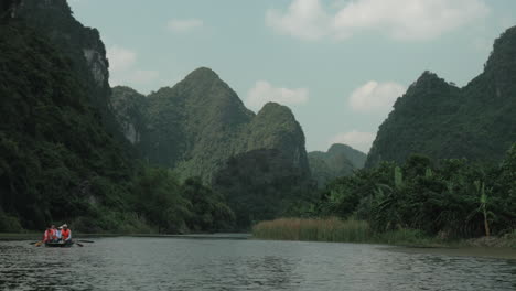 Boat-travel-in-Trang-An-Vietnam