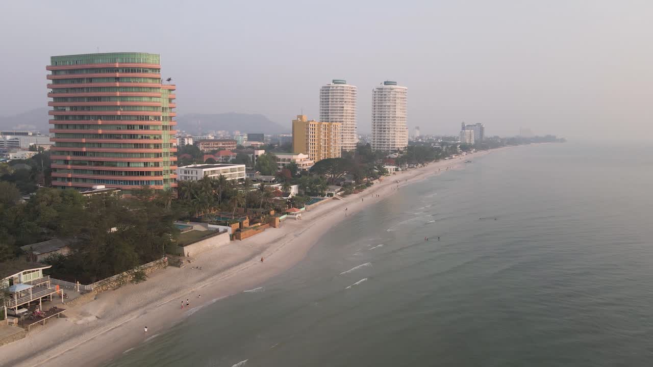 Ripresa in dolly con drone della spiaggia di Hua Hin al mattino in Thailandia.