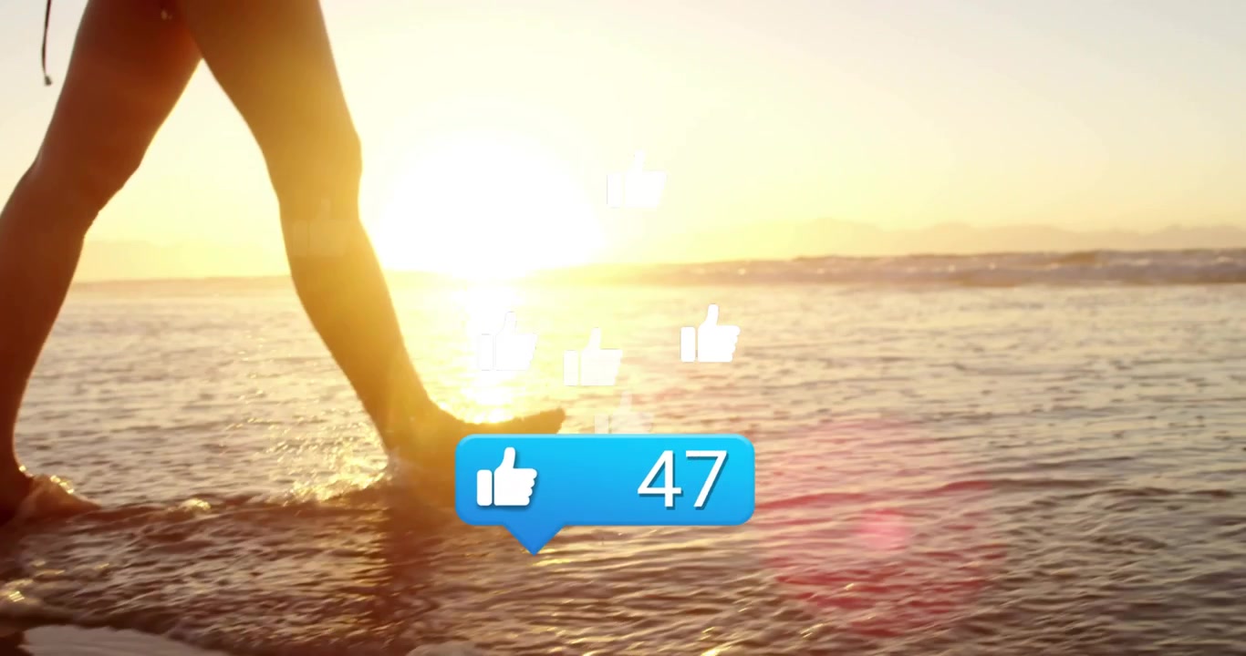 Donna che cammina lungo la riva al tramonto, calpestando la sabbia, aumentando il contatore dei "mi piace" e potenziando il marketing.