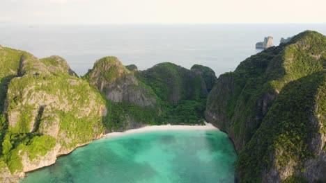 Playa-De-Arena-De-Maya-Bay,-Isla-De-Ko-Phi-Phi-Le---Provincia-De-Krabi,-Tailandia