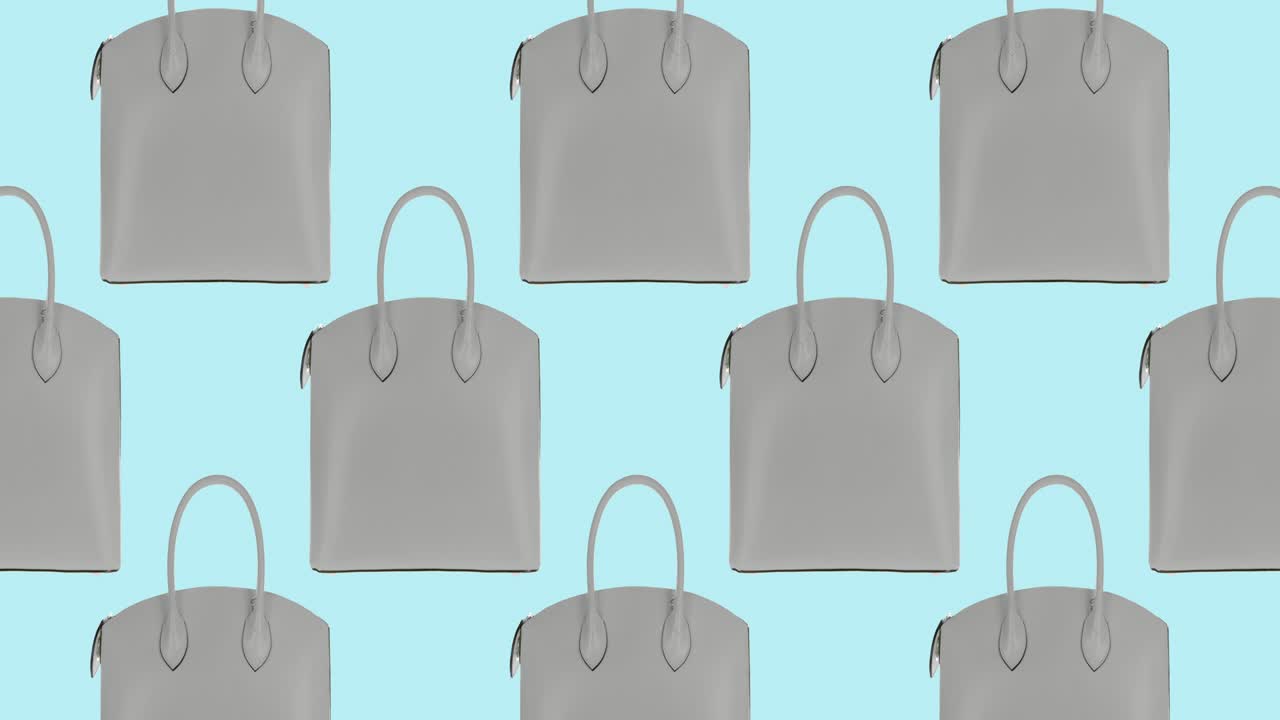 4k 여성 드백은 파란색 배경에 색을 바꾸는 수직으로 움직입니다.