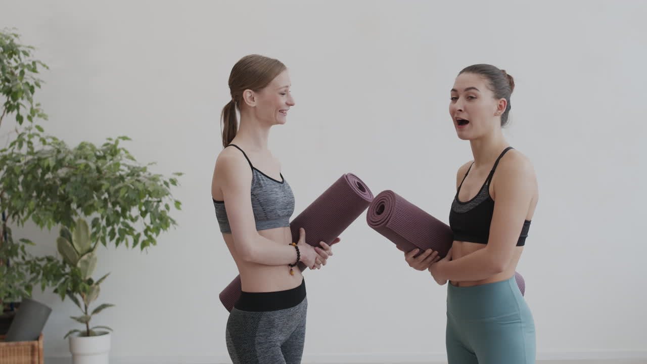 dos mujeres deportistas hablando.