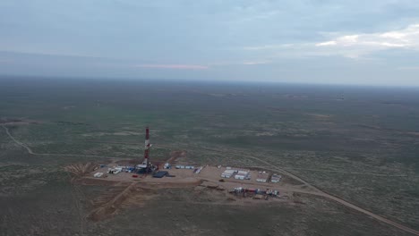 Antenas-De-Pozos-De-Plataformas-Petrolíferas-Y-De-Gas-En-El-Desierto