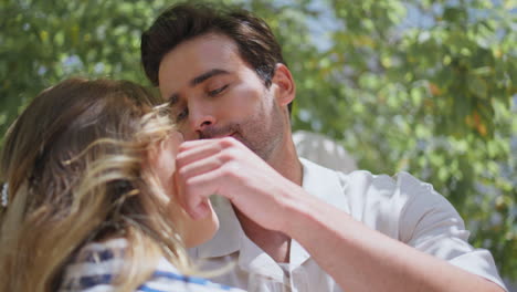 amores tiernos riendo naturaleza soleada de cerca mujer feliz besando a su novio