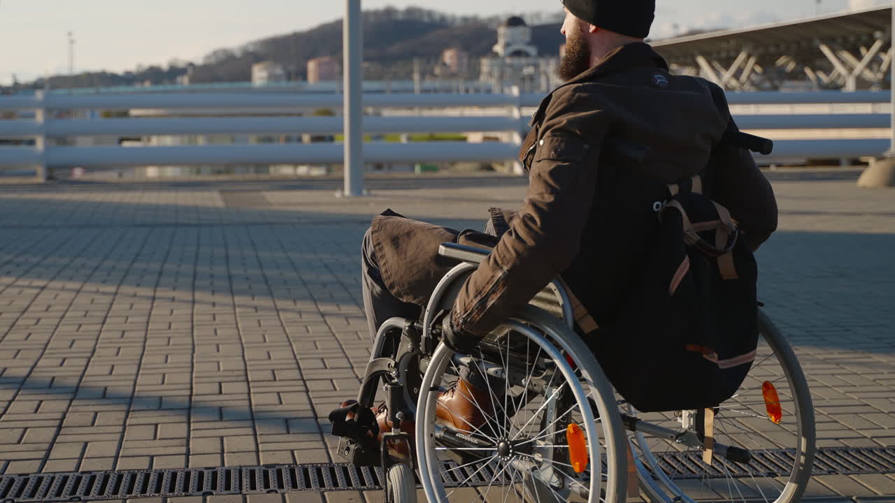 hombre en silla de ruedas al aire libre