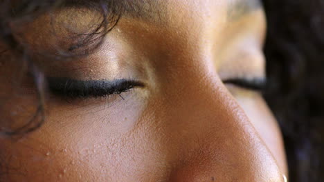 close-up van de ogen van een vrouw die verdriet uitdrukken