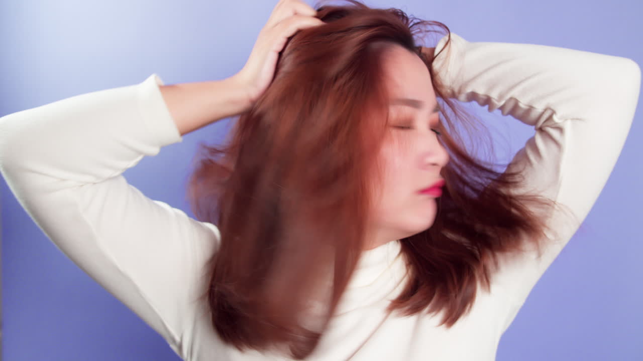 보라색 배경-1 위에 고립된 자기 머리 마사지로 두통 편두통 개념에 대처하는 좌절된 스트레스를 받은 젊은 아시아 여성