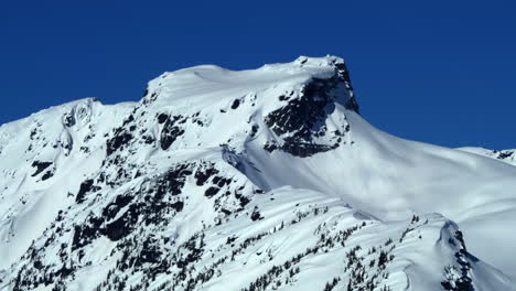 las montañas rocosas del parque provincial de las montañas chilcotin del sur cerca del norte de pemberton en columbia británica, canadá