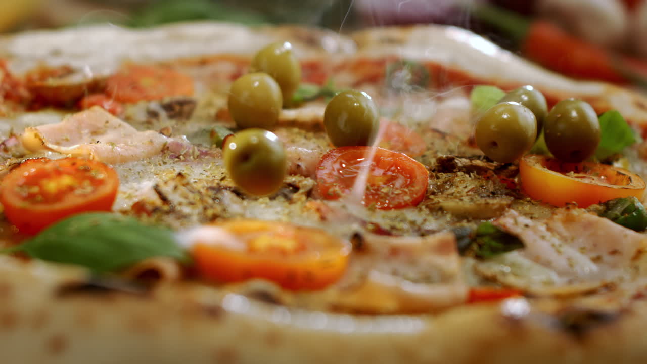 Pizza con olive e pomodori