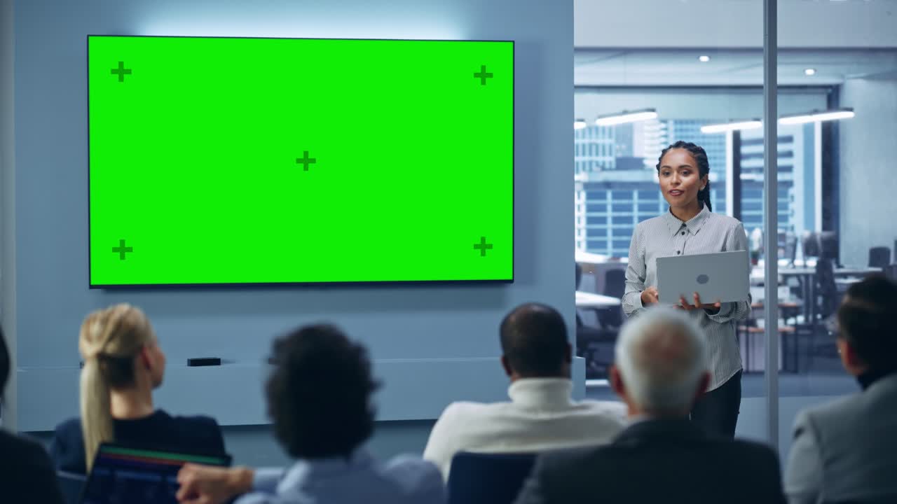 evento de presentación de productos modernos: una mujer de negocios negra habla, usa pantalla de pared de teclas de croma verde. conferencia de prensa para un grupo de diversos inversores, empresarios digitales, empresarios