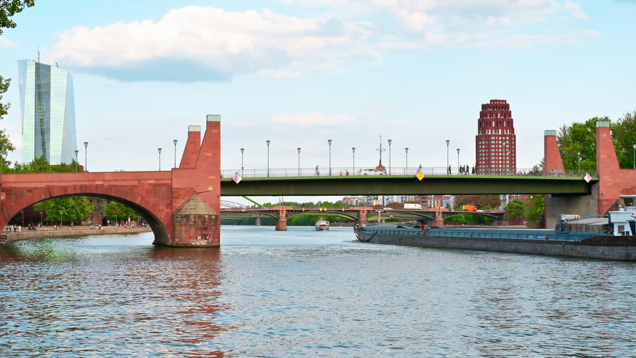 Panorama urbano del centro di Francoforte, Germania. Fiume Meno con barca galleggiante, grattacielo e altri edifici sullo sfondo