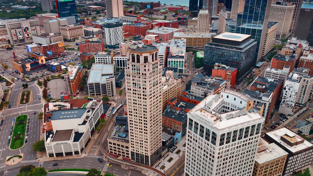 Detroit, USA, 28 luglio 2025: avvicinamento al grattacielo nel paesaggio urbano di Detroit, Michigan, USA. Vista sul treno che si muove lungo la ferrovia. Prospettiva aerea