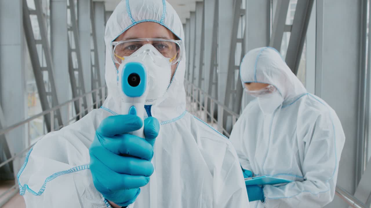 comprobación de la temperatura en el centro de transporte público