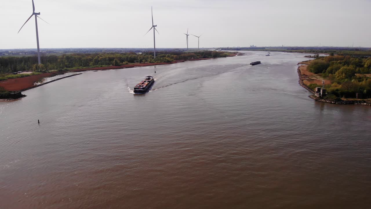 낮에 풍력 터빈을 볼 수 있는 네덜란드의 풍력 공원 oude maas를 순항하는 유조선