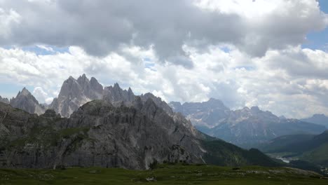 timelapse parco naturale nazionale tre cime nelle alpi dolomitiche. splendida natura d'italia.