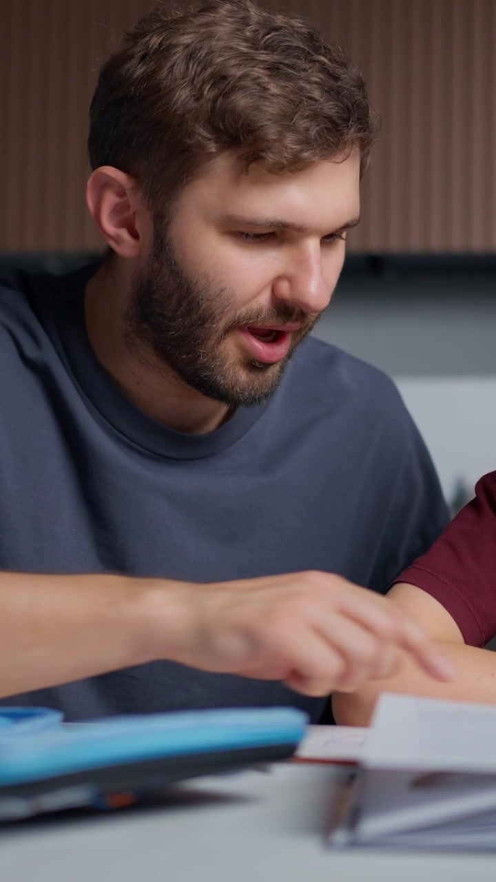Padre e figlio studiano insieme a casa