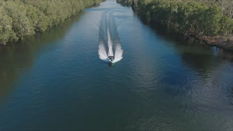 Volando-Hacia-Un-Bote-De-Esquí-Acuático-A-Alta-Velocidad