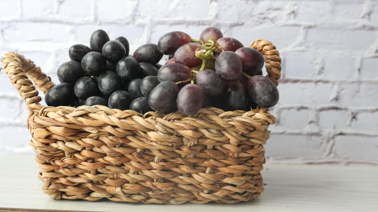바구니에 담긴 포도