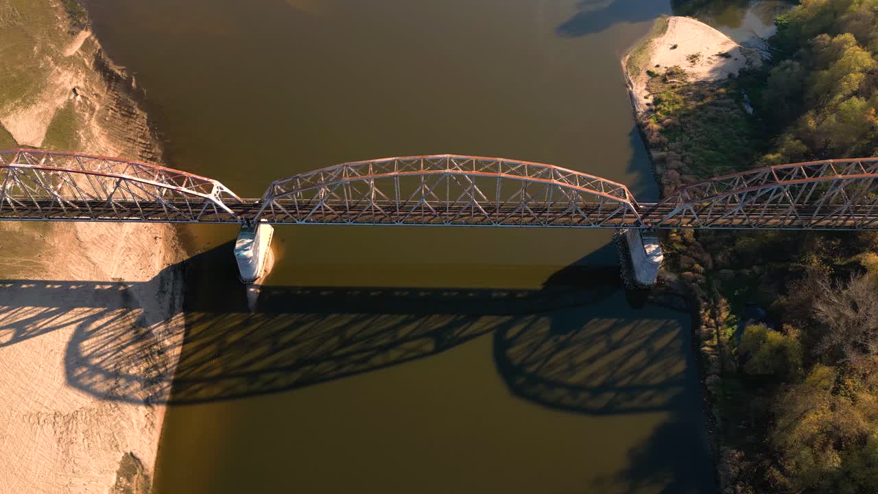 Vecchio ponte ferroviario su un fiume