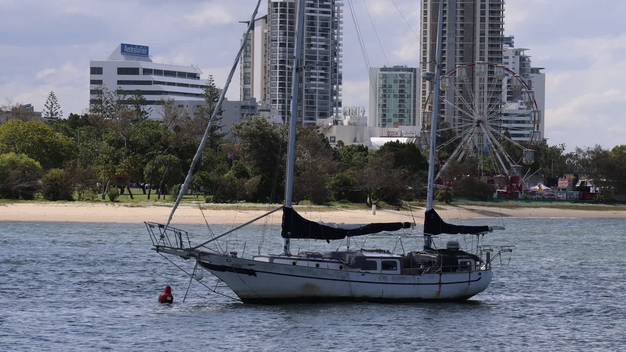 el velero se mueve por el paisaje de la ciudad en un día soleado