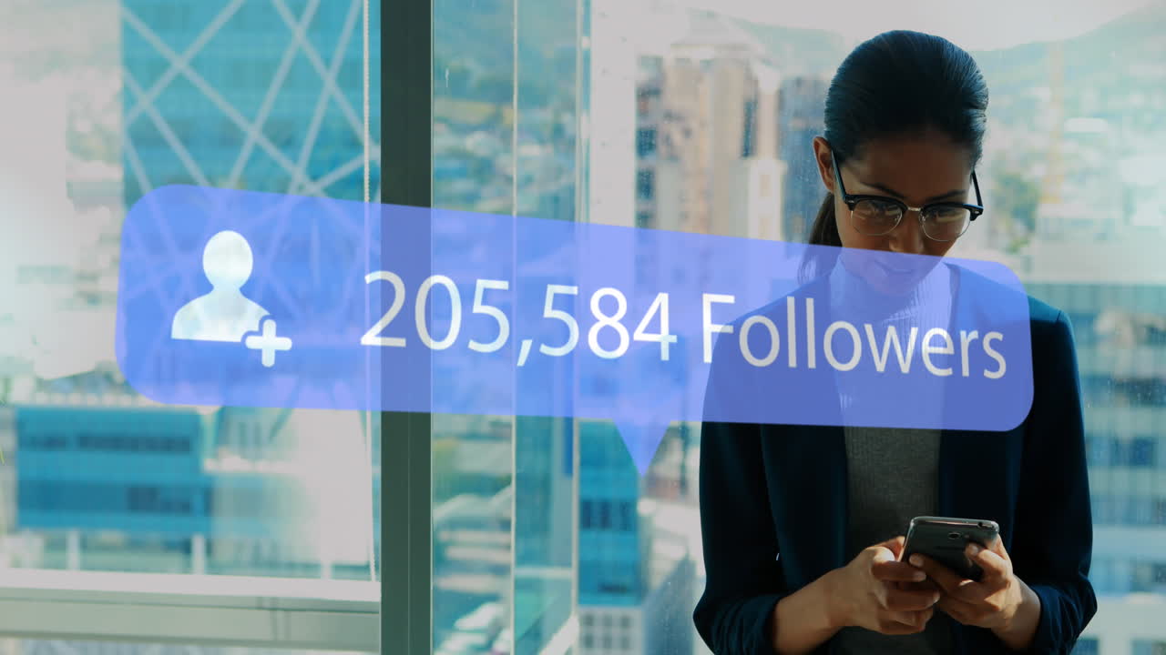 burbuja de discurso con seguidores texto con números crecientes contra la mujer que usa teléfono inteligente