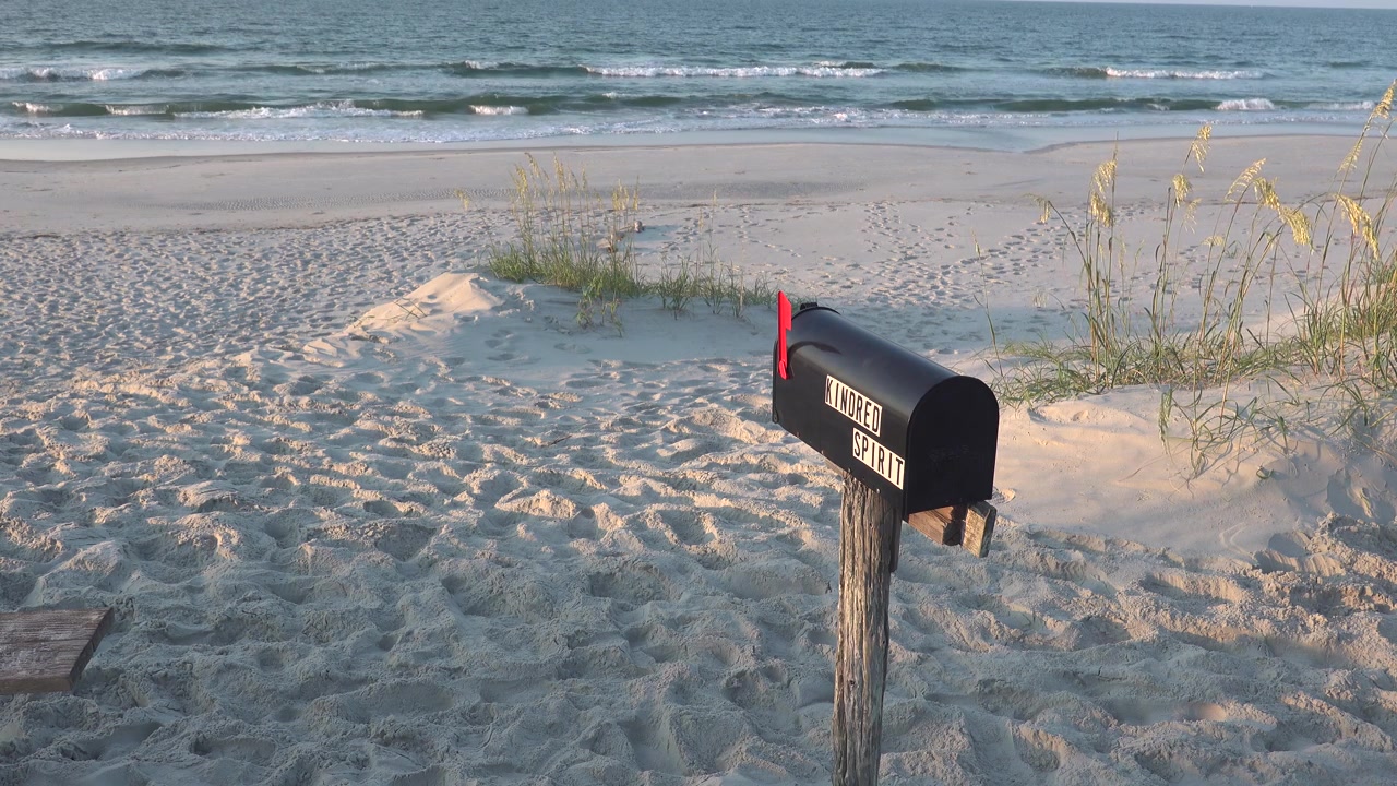 La cassetta della posta "Kindred Spirit" su Bird Island, appena a sud di Sunset Beach NC, dove le persone possono lasciare commenti sul loro percorso di vita e leggere ciò che altri hanno scritto