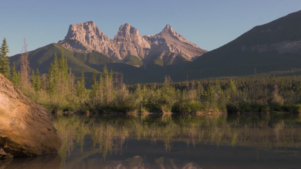 montaña de las tres hermanas vista cerca de canmore durante la puesta de sol