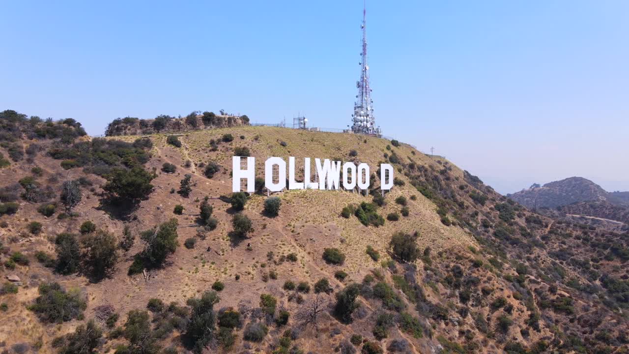 로스앤젤레스 캘리포니아 할리우드 언덕에 있는 할리우드 간판의 좋은 공중은 영화 산업을 제안합니다