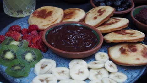 deliciosas panqueques con fruta fresca y salsa de chocolate
