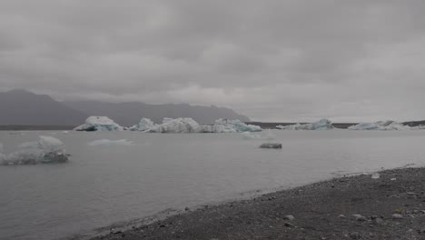 Static-shot-of-melting-icebergs-in-icelandic-glacier-lake-on-a-cloudy-day