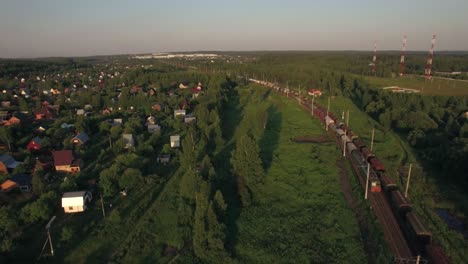 Güterzüge,-Die-Durch-Das-Dorf-Fahren,-Luftaufnahme