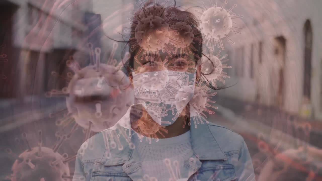 animación de células de covid-19 que se mueven sobre una mujer con máscara facial