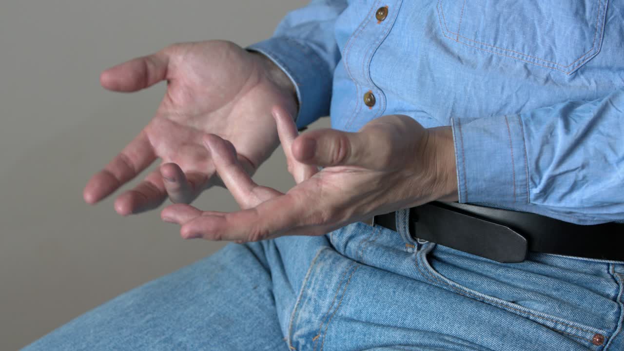 대화 에서 손 의 몸짓 을 사용 하여 앉아 있는 사람